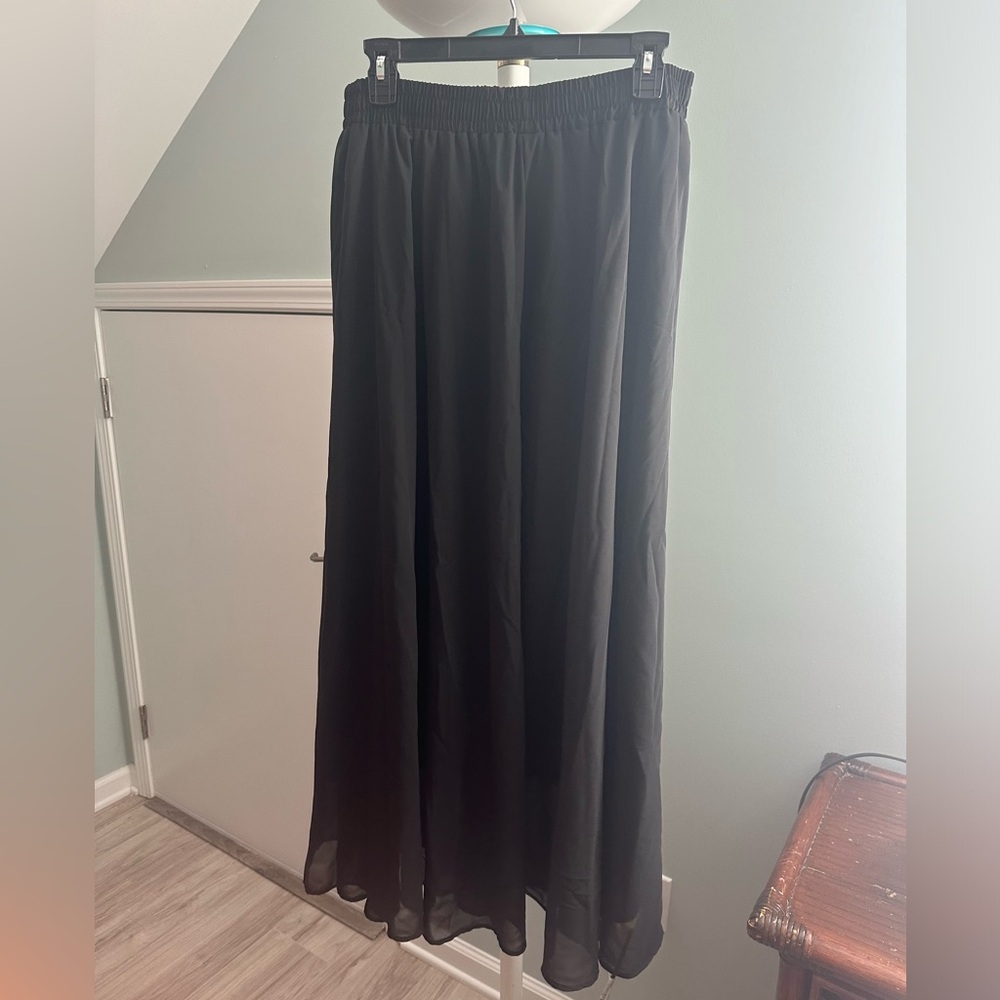 BLACK FLOWY MAXI SKIRT